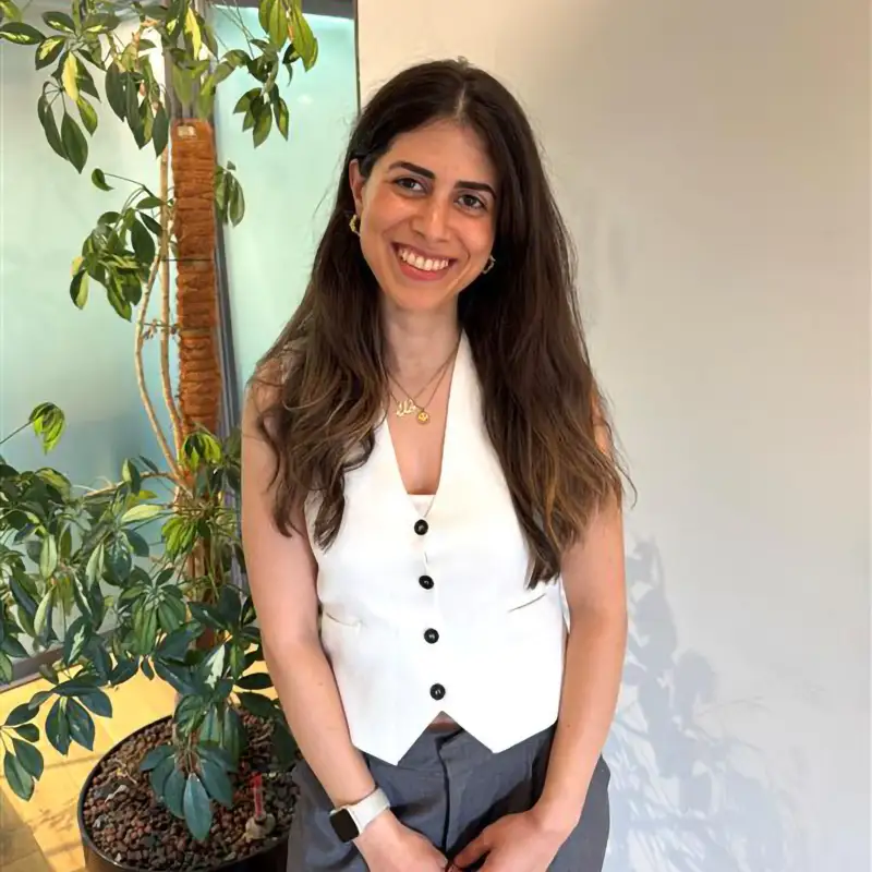 Portrait Tala Forootan - 1000-Satellites-Team in Hamburg