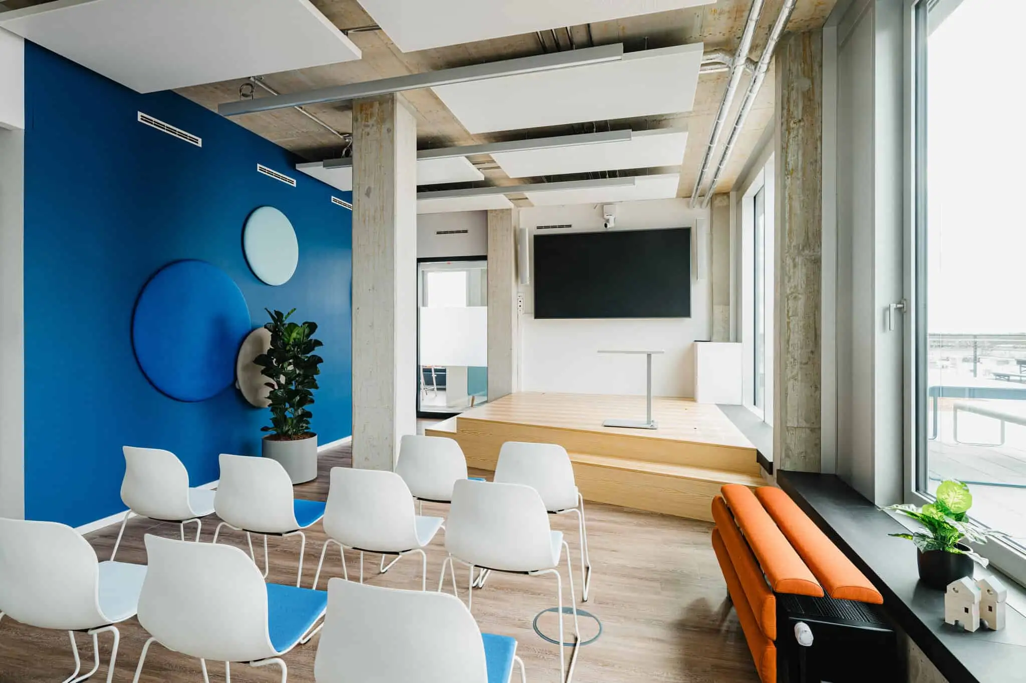 Meetingraum und Collaboration Space im Satellit München SoHo Obersendling | 1000 Satellites bietet Coworking, Eventlocations und Meetingräume in Hamburg, München und Rhein-Neckar