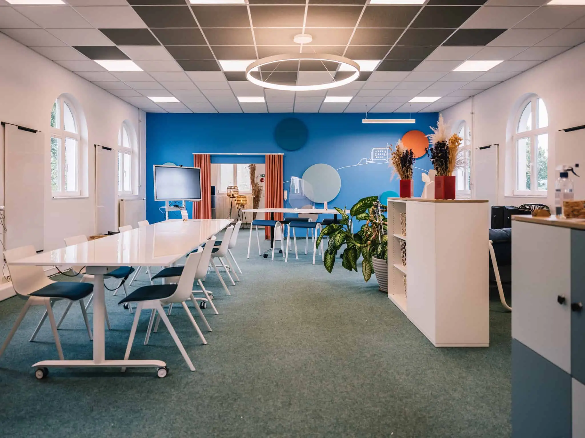 Meetingraum und Collaboration Space in Neustadt an der Weinstraße | 1000 Satellites bietet Coworking, Eventlocations und Meetingräume in Hamburg, München und Rhein-Neckar