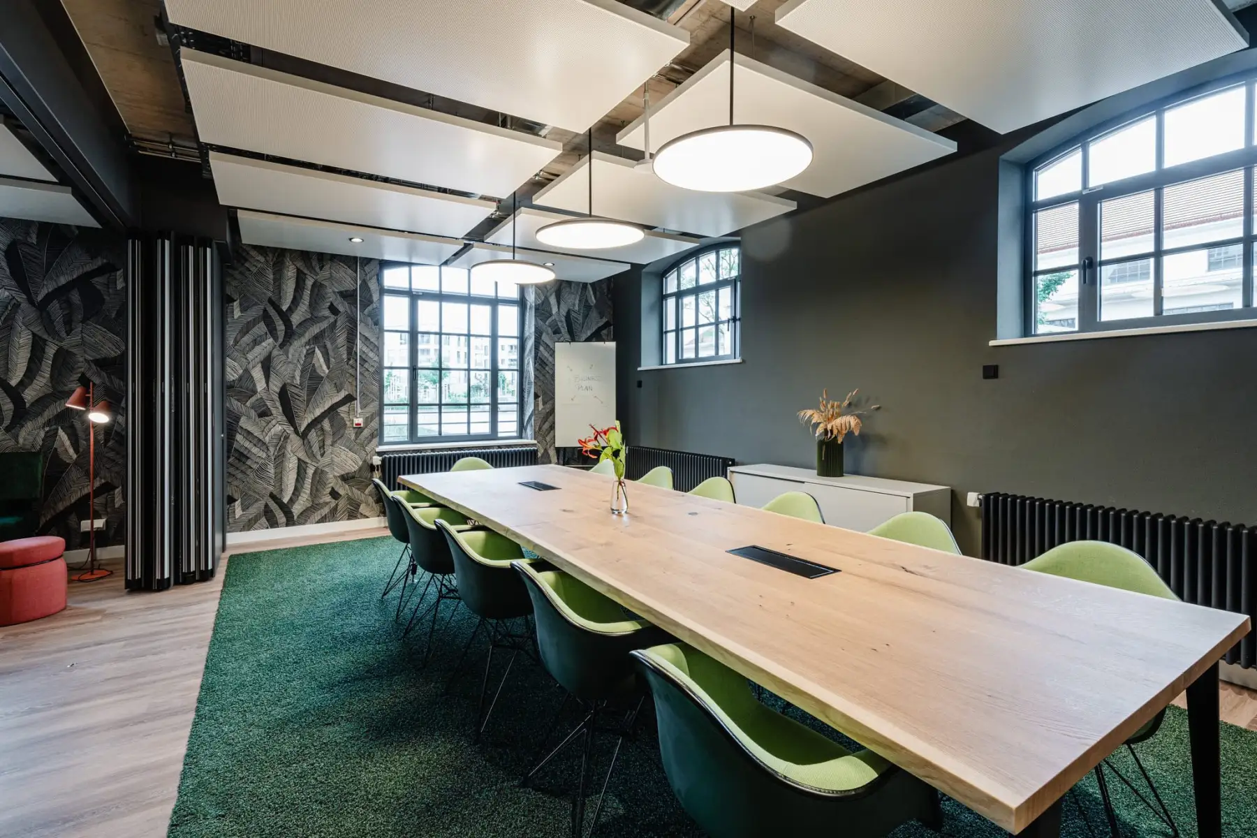 Meetingraum Lohwald mit Cafe im Satelliten The Malt in München Allach | 1000 Satellites bietet Eventmöglichkeiten in München, Hamburg und der Region Rhein-Neckar