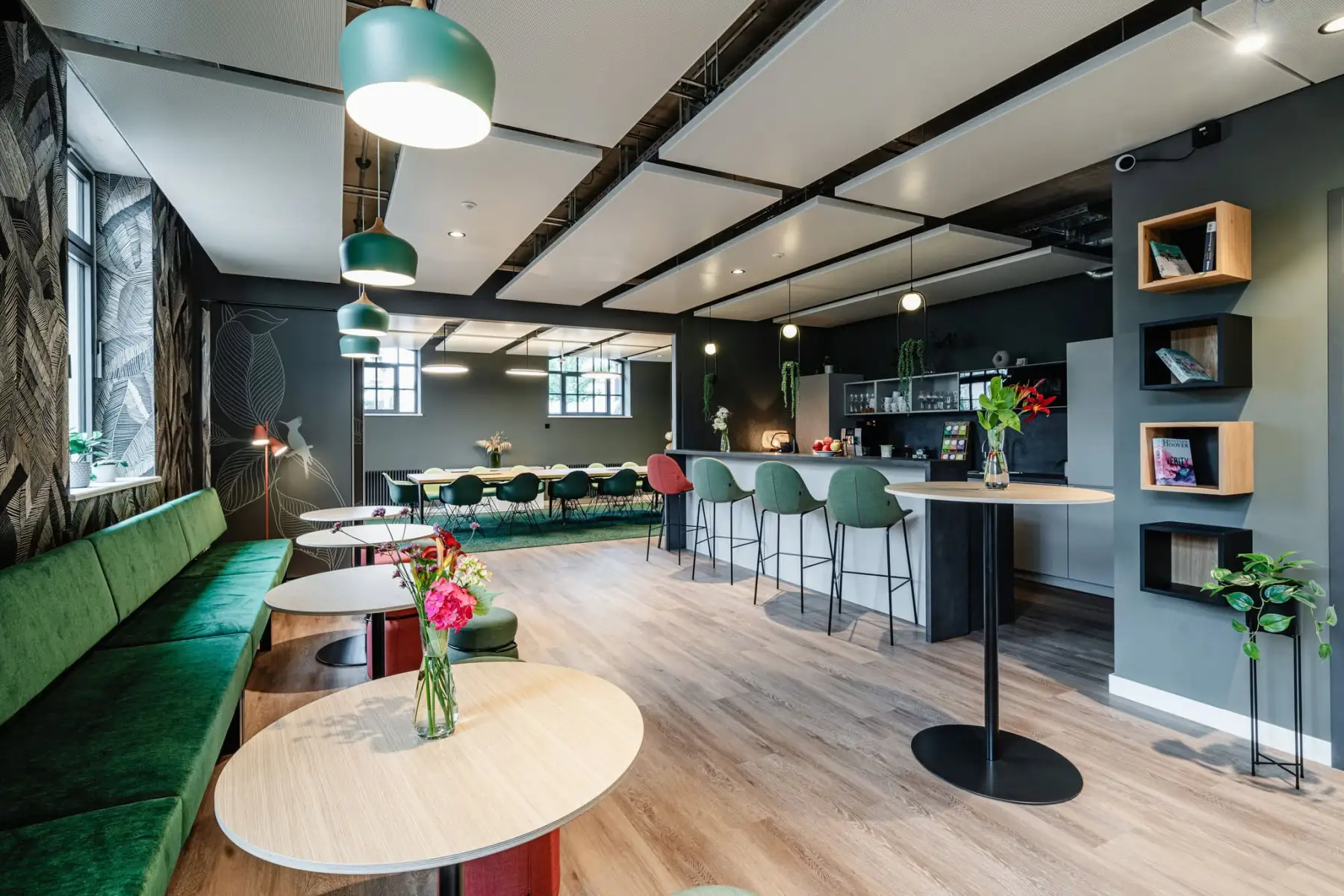 Meetingraum Lohwald mit Cafe im Satelliten The Malt in München Allach | 1000 Satellites bietet Eventmöglichkeiten in München, Hamburg und der Region Rhein-Neckar