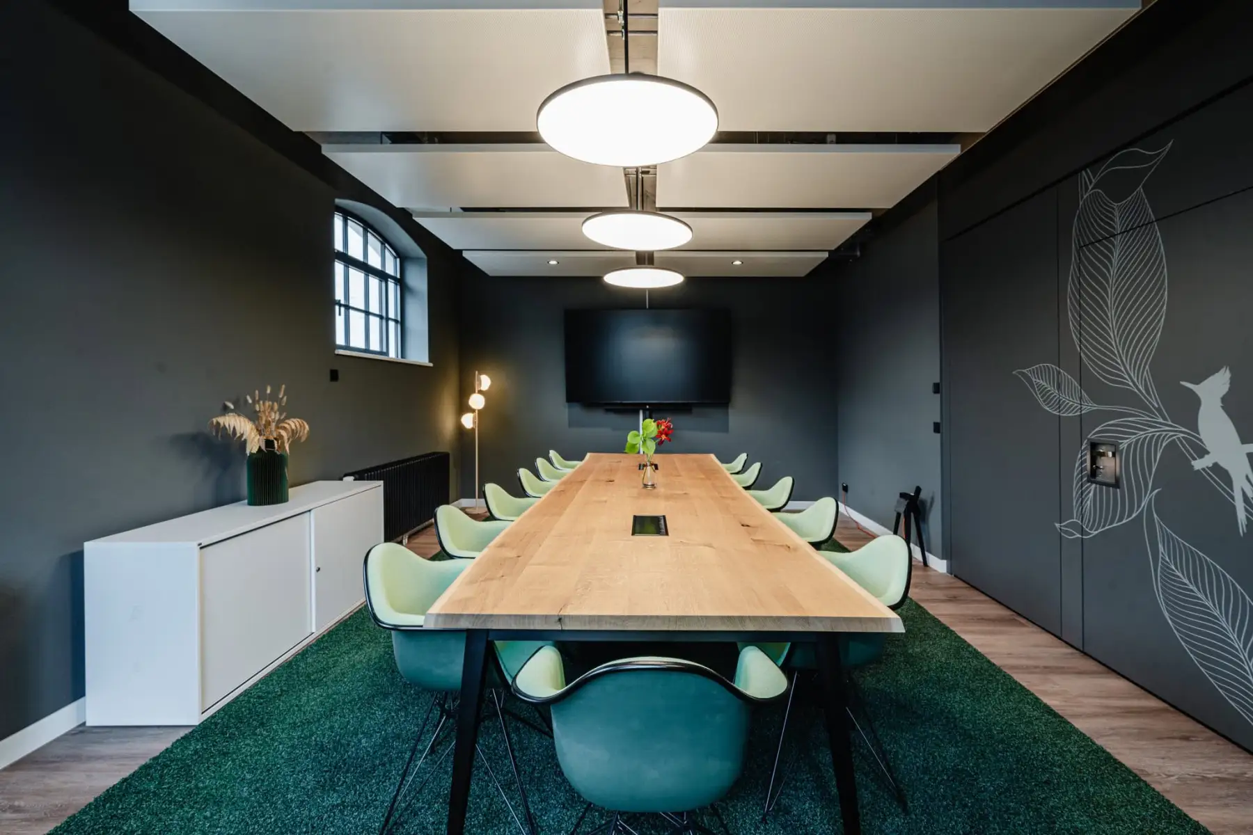 Meetingraum Lohwald mit Cafe im Satelliten The Malt in München Allach | 1000 Satellites bietet Eventmöglichkeiten in München, Hamburg und der Region Rhein-Neckar