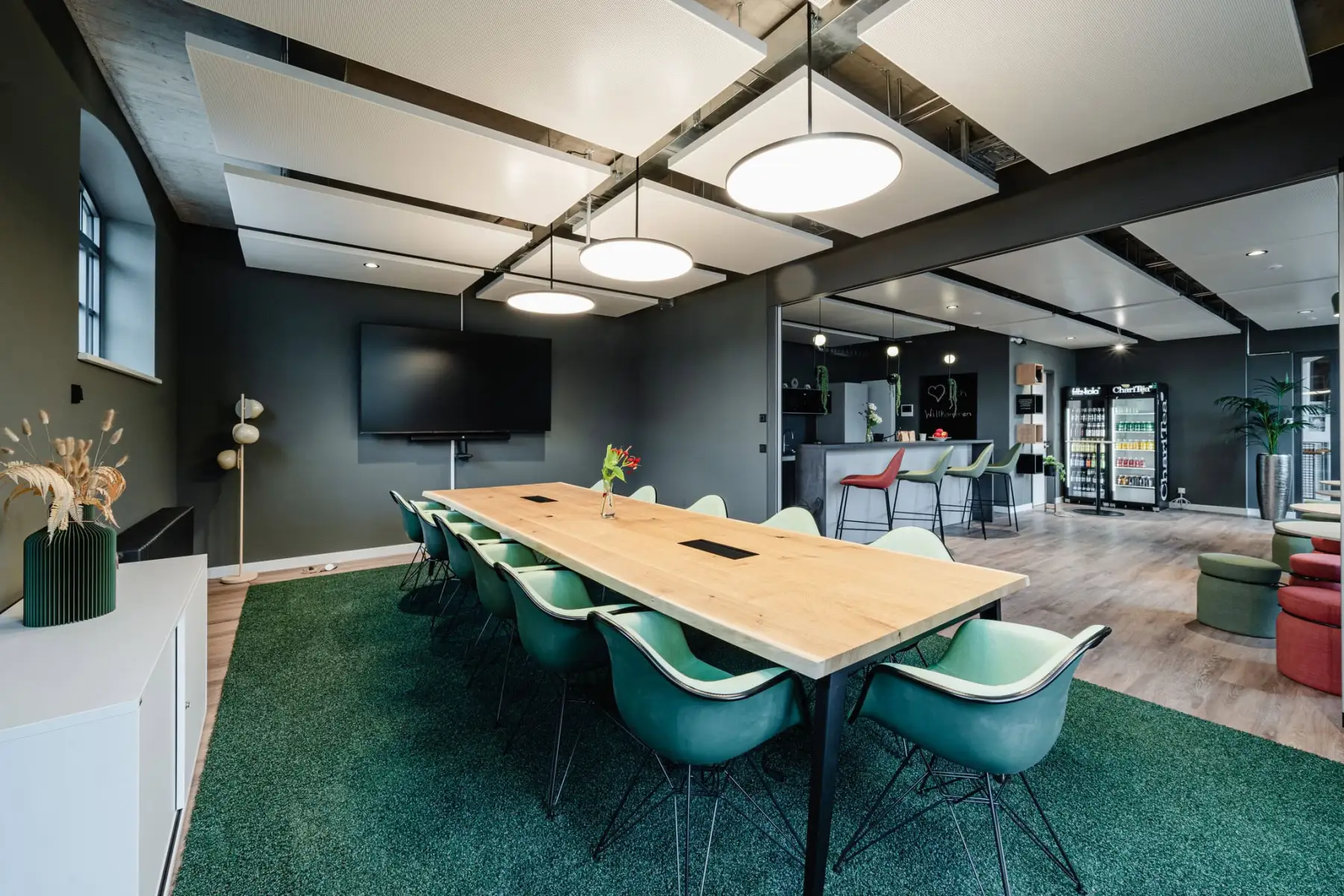 Meetingraum Lohwald mit Cafe im Satelliten The Malt in München Allach | 1000 Satellites bietet Eventmöglichkeiten in München, Hamburg und der Region Rhein-Neckar