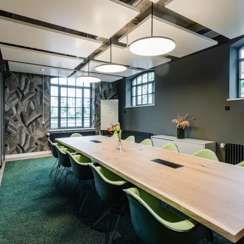 Meetingraum Lohwald mit Cafe im Satelliten The Malt in München Allach | 1000 Satellites bietet Eventmöglichkeiten in München, Hamburg und der Region Rhein-Neckar