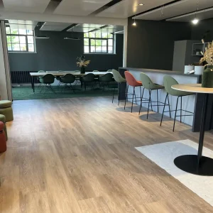 Meetingraum Lohwald mit Cafe im Satelliten The Malt in München Allach | 1000 Satellites bietet Eventmöglichkeiten in München, Hamburg und der Region Rhein-Neckar