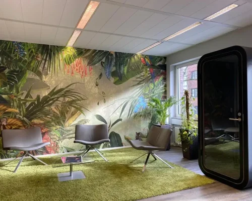 Meetingraum mit Telefonzelle im Satelliten Hamburg Alster | 1000 Satellites bietet Coworking und Eventlocations in Hamburg